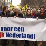 2004 Demonstratie tegen racisme van Nederlands Sociaal Forum met o.a. Rene Danen, Sylvia Borren (Novib) en Lodewijk de Waal (FNV) 