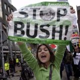 2005 Demonstrant in Amsterdam tijdens bezoek van president Bush aan Nederland 