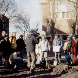 2002 Stadspartij Amsterdam Anders plant bomen op Azartplein in kader van verkiezings- campagne 