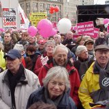 2006 "Houd de huren betaalbaar". Manifestatie met 5.000 deelnemers op de Dam van Keer het Tij, FNV en de Woonbond