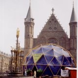 1998 Milieudefensie bouwt op het Binnenhof De Groene Kamer. Een debatplaats voor politici en bewoners tegen nieuwe snelwegen
