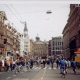 1999 Autovrije Zondag. Geen autos te zien in de Raadhuisstraat in Amsterdam.
