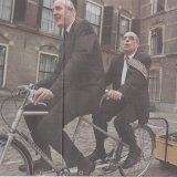 2000 Ministers Pronk en Remkes op de tandem naar de ministerraad op de autovrije dag. Acht andere ministers kwamen ook per fiets